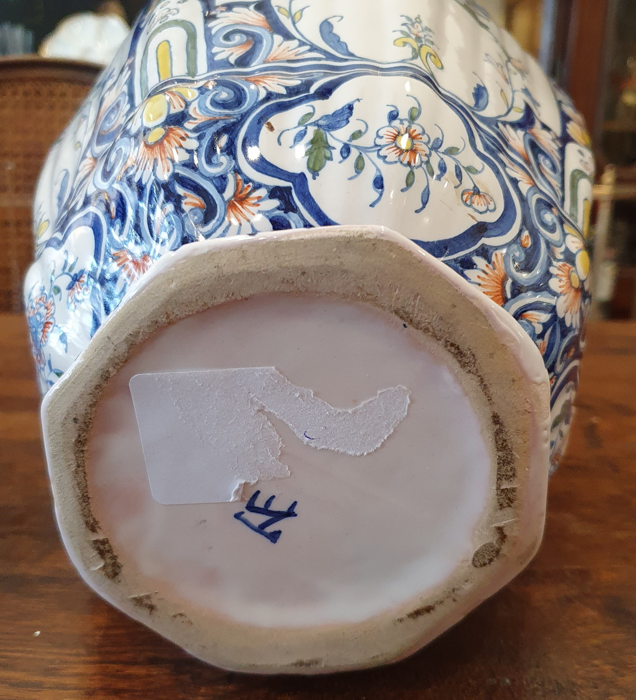 Miguel Meirelles Antiques - A pair of Delft Polychrome Vases